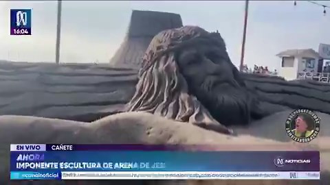 🇵🇪 | Perú crea una enorme escultura de arena de Jesús crucificado en una playa pública.