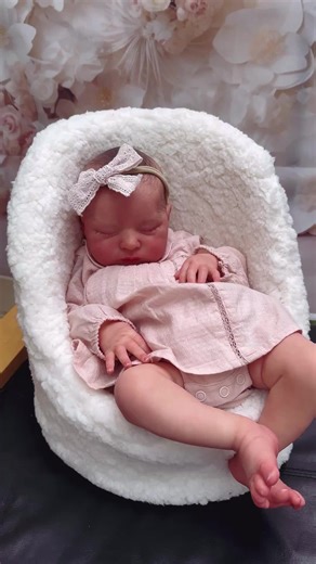 Baby Laura available ❤️ . . #baby #babygirl #bebereborn #doll #fakebaby #lifelikedoll #reborn #rebornart #rebornartist #rebornbabies #rebornbaby #rebornbabyartist #rebornbabydoll