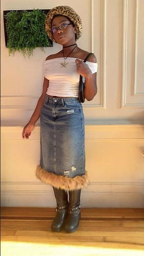 DIY Faux Fur Denim Skirt (No Sew!) #upcycledfashion #upcycledcrafts #diy