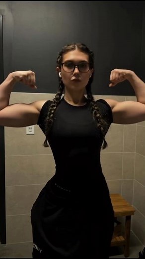 beautiful skinny girl bicep flex 💪💯🥰