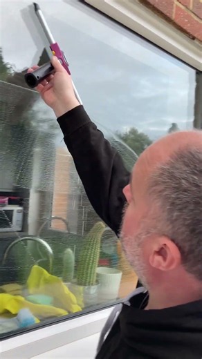 Cleaning a window without taking the squeegee off the glass #windowcleaning #shorts #cleaninghacks