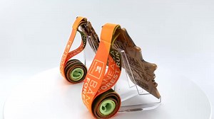 🏅 O medalie cât o amintire La Băneasa Forest Run din 2 noiembrie, nu primești doar o medalie. Primești un simbol al celor 21, 11, 6 sau 3 kilometri parcurși, al pașilor care ți-au pus zâmbetul pe chip și al momentelor pe care nu le vei uita. 💚 E medalia care îți amintește de liniștea pădurii, de crengile care trosnesc sub pași, de respirația ritmată și de clipa în care ai trecut linia de finish. Medalia este, de fapt, povestea ta. O poveste de toamnă, scrisă pe potecile din pădurea din oraș. �