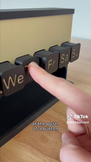No more double dosing your daily vitamin. Model: Days of the Week Pill Dispenser by emmaginn #3dprinting #useful3dprints #functional3dprints