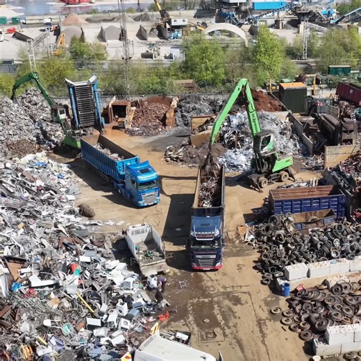 Lorrie’s being loaded with scrap metal by 2 Sennebogen scrap handler machines #Loading #heavyduty