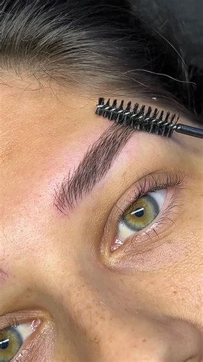 Cᴀʀʟᴀ Bᴇɴᴇɴᴄɪᴀ 🇦🇷🇪🇸 on Instagram: "Microblading super natural ✨ Si estás buscando un cambio real sin perder la esencia, es tu momento! Escríbeme y te asesoro 📥 . . . #microblading #valencia #cejasperfectas #cejas #micropigmentation"
