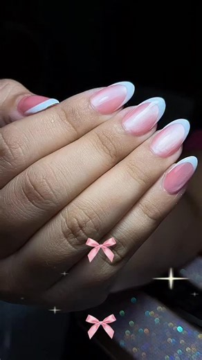 𝗖𝗘𝗝𝗔𝗦, 𝗣𝗘𝗦𝗧𝗔Ñ𝗔𝗦, 𝗨Ñ𝗔𝗦 𝗬 𝗣𝗘𝗟𝗨𝗤𝗨𝗘𝗥Í𝗔® on Instagram: "💅✨ POLY GEL + OJO DE GATO + EFECTO ESPEJO ✨💎 •• Si buscas uñas resistentes pero livianas, que no se vean toscas y además brillen diferente según la luz… sí, esto es para ti 😌💖 •• Trabajamos Poly Gel profesional, una técnica que combina lo mejor del gel y el acrílico, logrando uñas fuertes, cómodas y con un acabado impecable. Y las elevamos con decoración Ojo de Gato + Efecto Espejo, creando profundidad, brillo magnét