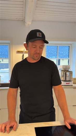 WIENERSCHNITZEL 🥩 med råstegte kartofler, ærter, brunet smørsauce og “dreng” Klassikeren, der bare aldrig fejler. Sprød, smørfed og helt som den skal være ✨ Gem opslaget, hvis den også er en favorit hjemme hos jer. Koteletter i fad og bolo opskriften finder du i ‘100 nemme retter’ ❤️ Ønsker du lidt sundere opskrifter, så vil jeg klart anbefale vores helt nye bog ‘100 salater’ 🫜🥬🥗 Wienerschnitzel: 4 schnitzler af kalv 5 spsk hvedemel salt og peber 2 æg 2 dl rasp 50 g smør Råstegte kartofler: 