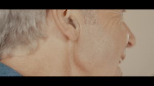 Den Sorte Svane - fy for den! @kristianlilholt skrev denne sang i 2021 og jeg havde den ære, at synge med sammen med @larslilholt094060 Kristian, du var foran... Det er du nok stadig!! Citat fra sangen: 'Og den sorte svane lander aldrig videre elegant. Som et ukendt vingeslag hvor sorgløshederne forsvandt. Når den sorte svane åbner øjeblikket som et tegn. Går det aldrig lige ud, nej aldrig - lige ud ad landevejen #densortesvane #tv2dokumentar #madsbrügger #madsbrugger #hvidvask Hør hele sangen p