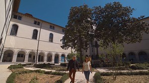 #HistoireGHD n°12 Après des siècles d'évolution et de transformation, l'Hôtel-Dieu vient d'inaugurer sa mue du 21ème siècle en devenant "Le Grand Hôtel-Dieu". Cette opération de rénovation est la plus grande opération de reconversion privée d'un monument historique en France. En tout, ce sont 42 000 m² de bâtiments réhabilités et 10 000m² de nouveaux bâtiments qui réinventent ce lieu emblématique de Lyon. À terme, l'Hôtel-Dieu accueillera en son sein des logements et des jardins, des commerces e