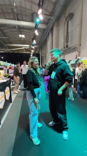 Es lohnt sich jedes Mal, neue Connections auf dem Festival zu knüpfen! Seid beim nächsten Mal dabei und vernetzt euch mit genauso inspirierenden Menschen. PS: Ihr bekommt jetzt noch Festival Tickets zum Early Bird Preis. 👀 Link zum Shop in unserer Bio ———— #omr #omrfestival #omr26 | OMR