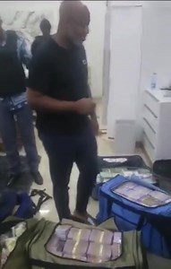 🇬🇦 Gabão: malas e sacolas cheias de maços de notas, francos CFA, dólares e euros foram descobertas na casa de Yann Ngoulou. Ele é o chefe de gabinete de Nourredine Bongo, filho mais velho do presidente deposto, Ali Bongo. #GabãoEleições 😱 #GabãoGolpe #GolpedeEstado O que tens a dizer? Afrika Ndombe | Tribo Banto Áfrika