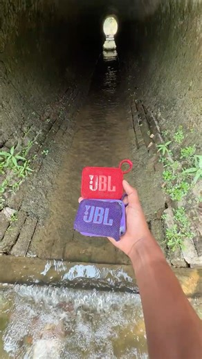 Jbl go 4 rade and blue speaker water ￼turnel