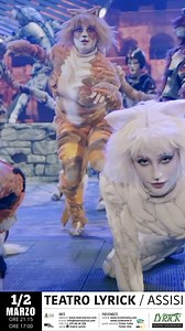 Cats Il Musical 1 / 2 MARZO 2025 / ore 21.15 - ore 17.00 Un’irresistibile colonia di gatti umanizzati che cantano e ballano sulle rovine della Città Eterna in una magica atmosfera scandita da fantasia, dramma, romanticismo e grande musica! Per la prima volta al mondo, il “Cats” di Massimo Romeo Piparo ha ottenuto dall’autore l’autorizzazione ad essere ambientato a Roma, in una ipotetica e futuristica “discarica” di opere d’arte e di reperti archeologici, con il Colosseo sullo sfondo. Anche nella