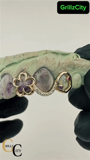 ✔️ YES — WE DO CUSTOM DESIGNS Got an idea? A sketch? A photo from the internet? We can build it. From simple cuts to detailed patterns, every set is made to your teeth and your style. ✔️ Free mold kit ✔️ Free shipping ✔️ Fast turnaround Tell us what you want — we’ll make it real. 📩 DM “CUSTOM” 🛒 Link in bio #grillzcity #customgrillz #customdesign #houstongrillz #goldgrillz