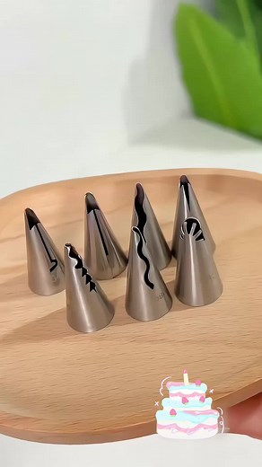 Easy Cake Decoration Techniques with Ruffle Piping