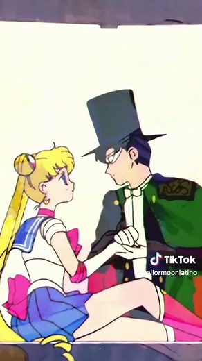 Tuxedo Mask salva a Sailor Moon 😻💖✨ . . #sailormoon #sailormoonlatino #sailormoon90s #sailormooncrystal #sailormooneternal #lqbtq #animechile #sailormooncollection #sailormoonfans #sailormercury #sailormars #sailorjupiter #sailorvenus #tuxedomask #sailorchibimoon #sailoruranus #sailorneptune #sailorpluto #sailorsaturn