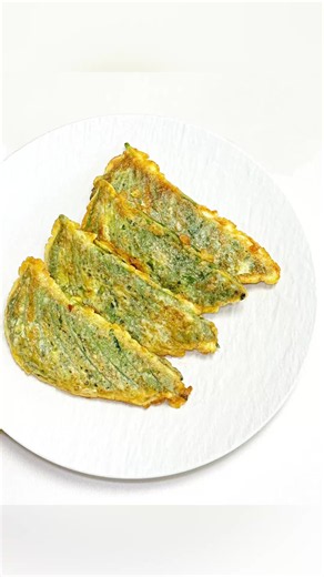 담백향긋 맛있는 추석 명절 전 요리, 간 딱 맞는 돼지고기 깻잎전 레시피에요.🐽⬜️ 🍃🍃💛🤍🍶 황금비율의 깻잎전 속 재료와 양념, 그리고 예쁘고 먹음직스럽게 부치는 꿀팁까지 영상속에 담아보았어요. 뜨끈할 때 바로 집어 먹어도 맛있고,여기에 시원한 막걸리 한잔 곁들이면 한식의 맛스럽고 멋스러운 한식 미식조합 완성 :) 요리 초보 이웃님들도 이 계량 이 방법대로 하시면 깻잎전은 그대로 마스터 하실수 있으니, 바로 저장해 두시고 해드셔보세요. 🌿 재료 ✨메인: 깻잎 7~8장, 돼지고기 다짐육 200g, 두부 150g(물기 뺀 것), 다진 대파 1/4컵, 잘게 썬 당근 1/4컵, 다진마늘 1T, 참기름 1T, 맛소금 1/2t, 황설탕 1/2t, 후춧가루 톡톡톡, 부침가루 1T, 계란 2~3개, 식용유 🌿꿀팁 ✨ 깻잎전 속재료를 깻잎 반쪽에 약 0.7~0.8cm 정도로 도톰하게 채워주어야 모양도 예쁘고 육즙 가득한 식감을 살릴 수 있어요 ✨ 큰 사이즈의 팬에 한번에 쫙 올려서 