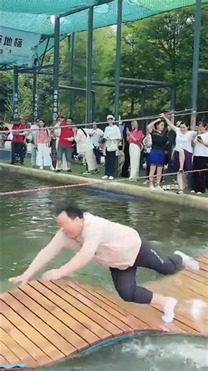 ※This guy is different from others; while others wash their feet, he washes their hair.