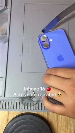 Como abrir un iPhone 16 con herramientas básicas, alcohol para electrónica y espátula de metal