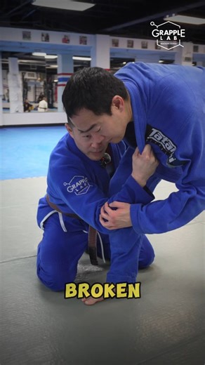This Posture Break Makes Single-Legs Easy 🥱🦵🔽 Andrew shows a modified single-leg takedown using collar and sleeve grips to break posture before entering on the leg. This setup gives you cleaner off-balancing, better control, and a higher-percentage finish for both BJJ and stand-up grappling. Follow us for more techniques and DM to book your 1-week FREE TRIAL 💬 📍 Yonge & Davisville – Toronto 📸 @jadjuice 🌐 grapplelabbjj.com . . . . . #bjj #bjjtechnique #brazilianjiujitsu #bjjtraining #bjjac