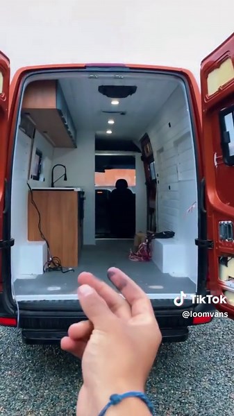 Imagine building vans was this easy 🤯😱 📸 @Outras Áreas #vanlife #vanlifetravel #camperlifestyle #diycamper #houseonwheels #vanlifer #vanlifeideas #projectvan #travel #campervanconversion #sprintervanlife #convertablecar #vanlifeexplorers #vanlifecommunity