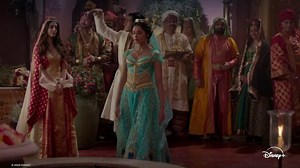 Por ahí viene tu crush, actúa normal. Tú: 💃💃💃💃💃 🎬: #Aladdín (2019) | Walt Disney Studios