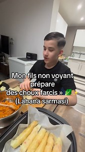 💛 Voir mon fils non voyant préparer des choux farcis me remplit de bonheur 🥬 Chaque petit geste, chaque roulage de feuille montre sa patience, son courage et son amour pour ce qu’il fait. C’est une vraie leçon : quand on y met tout son cœur, rien n’est impossible ✨ #FiertéDeParent #Amour #aveugle | Cangul Mazlum