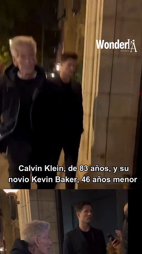 A sus 83 años, Calvin Klein, el hombre que redefinió la moda minimalista y sensual, comparte su vida con Kevin Baker (37). Su relación es una muestra de cómo la vida personal del diseñador sigue siendo tan audaz y libre de convenciones como lo fue su trabajo en las pasarelas. Klein y Baker disfrutan de una conexión profunda, celebrando la vida lejos del frenesí que Klein ayudó a crear. #CalvinKlein #KevinBaker #AgeIsJustANumber #FashionIcon #PowerCouple #LuxuryLifestyle #RelacionesDeFamosos #Rev