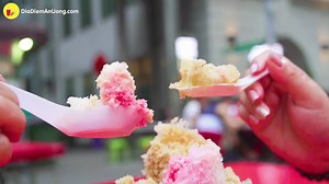 LAU PA SAT - KHU HAWKER CENTRE NỨC TIẾNG TẠI SINGAPORE #SGfoodies Nếu muốn trải nghiệm những món đặc sản địa phương Singapore, đừng bỏ qua khu ẩm thực Lau Pa Sat nhé. Tọa lạc tại ngay trung tâm của khu tài chính với thiết kế hình dạng bát giác riêng biệt, Lau Pa Sat được xem là điểm đến không thể thiếu trong văn hóa ẩm thực Sinagpore. Đồ ăn ngon, giá cả phải chăng, Lau Pa Sat còn nổi tiếng với con đường thịt nướng satay với khoảng 10 gian hàng hoạt động hàng đêm. Những xiên thịt nướng thơm lừng 