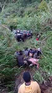 2.9M views · 20K reactions | Breaking News: A police vehicle veered off a cliff along Kelowagi, Minimp Kwip Road in Western Highlands Province, PNG, on the evening of December 15, 2024. Two policemen, the driver and a colleague, were in the vehicle. No deaths have been reported, but both sustained injuries. The cause of the accident remains unknown.  Supplied Source:PNG Online News | OG Jay Wak | Facebook