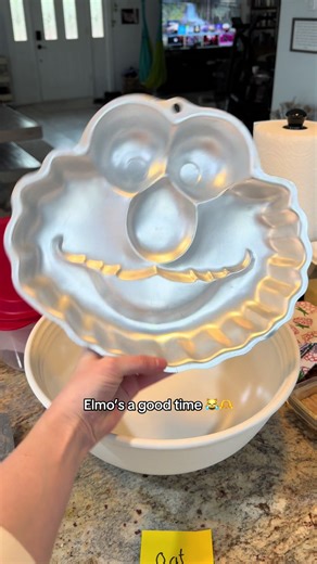 I have always been obsessed with Elmo. I used to have the Elmo Barbie—- I did a whole project in HIGH SCHOOL HONORS ENGLISH with Elmo and Barbie 🤣 (I hope my school mates remember me fondly/kindly?!? 😅😅😅) #audhd #elmo #baking #barbie #bread