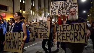 Anti-Trump protesters block 101 freeway in Los Angeles
