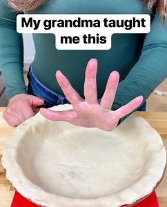 How to make perfect pie edges This original video was produced by Network Media LLC, and Liz & Jeff. #baking #pie #Thanksgiving #christmas | Liz & Jeff