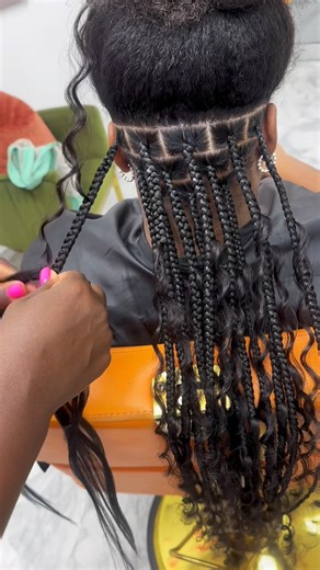 Long Dream Salon LLC on Instagram: "BRAID 🆙 Meduim boho 💥💥 K-N-O-T-L-E-S-S💥 #smallknotlessbraids #cboxbraidstyles #jumboboxbraids #smallbusiness #linkinbio #graphicdesign #logo #braids #workfromhome #stpetebraider #orlando"