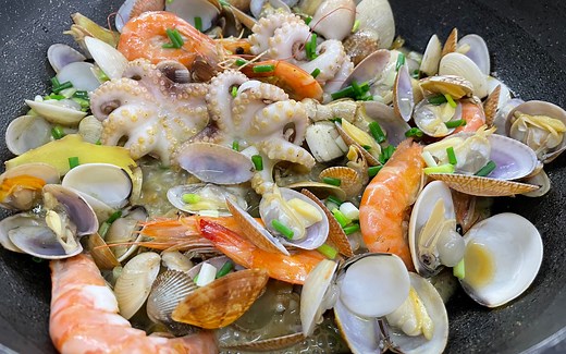 大厨教你家常海鲜大餐做法，只需要短短5分钟，让海鲜鲜嫩十足