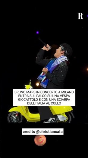 Bruno Mars entra sul palco su una Vespa giocattolo in concerto a Milano
