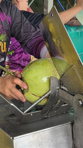 The perfect fruit cutting machine - Thai Street Food #fruit #coconut | Foodie Mama Office
