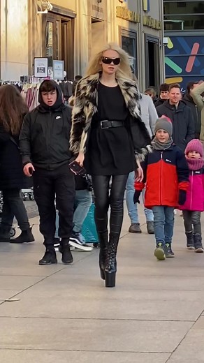 Experience the Glamorous Life of a Supermodel on the Runway