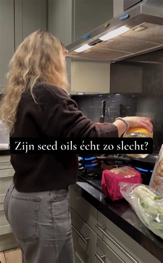 Seed oils worden online vaak weggezet als “toxisch” of “ontstekingsbevorderend”. Maar wanneer je naar de wetenschap kijkt, ontstaat een genuanceerder beeld. Seed oils zoals zonnebloem-, soja-, canola- en maïsolie bevatten linolzuur: een essentieel omega-6 vetzuur dat je lichaam nodig heeft. Grote studies en systematische reviews laten zien dat een hogere inname van linolzuur op zichzelf niet samenhangt met hogere ontstekingsmarkers zoals CRP, IL-6 of TNF-α. Het is uiteraard wel belangrijk dat de