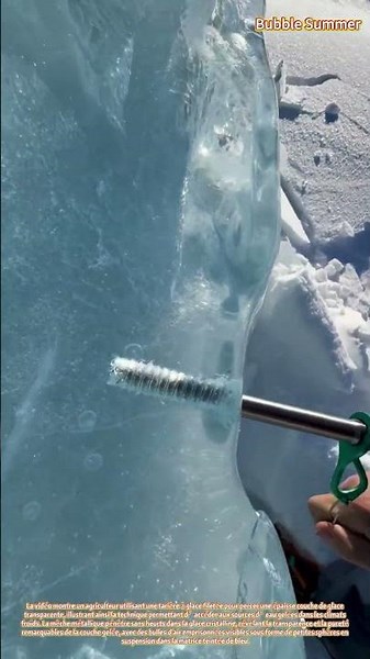 La clarté de la glace : forer dans une eau gelée cristalline