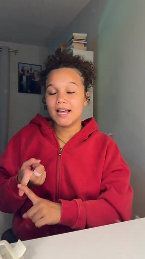 It seriously took until 2025 for someone to make soft claw clips that don’t hurt my head and Mello finally did it. These are the only clips that don’t leave dents or pull on my curls and I’m never going back 😭🤌 #tiktokshopblackfriday #bfcm #tiktokshopcybermonday #softclawclip #clawcliphairstyles | Ssydneycliffordd