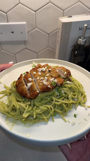 Cómo hacer Espagueti Verde con Pollo Empanizado