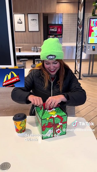 Unboxing McDonald's Grinch Toy Surprise! 💚🤪