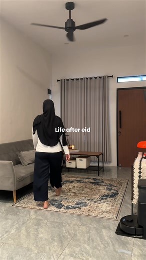 Life after Eid ✨ Rumah sempat kosong, sekarang mulai dibersihin lagi pelan-pelan. Debu, rambut, sampai sudut-sudut yang biasanya ke skip. Untungnya sekarang aku nggak perlu kerjain semuanya sendiri, ada @ecovacs_indonesia DEEBOT N30 PRO OMNI Robot Vacuum Cleaner, yang bisa langsung nyapu, ngevacuum, sekaligus ngepel. Yang aku suka, dia udah ZeroTangle 2.0, jadi nggak ada lagi drama rambut nyangkut 🤍