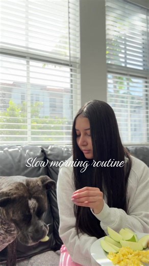 A slow morning, as a Latina living in the USA🫧🌴☕️ • A sunny morning, yet strangely cold @carmex.oficial @Starbucks #latinaenusa #slowmorning #morningroutine #morninginmylife #morningvlog