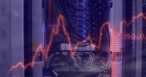 显示数据中心机架的开头镜头，带有动态橙色线形图脉动实时度量标签。技术，基础架构，数字，连接，网络，分析，效率 库存影片视频（100% 免版税）3908301249 | Shutterstock