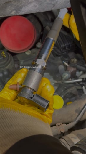 GOLDEN HANDS MECHANIC 😉 on Instagram: "Stuck Injector? Here’s the Right Solution. • In this video, we take a detailed look at the process of removing and extracting an injector from the cylinder head on a Ford 2.0 EcoBlue engine, installed in a Ford Transit Custom. Injector removal on these engines can often be problematic. Very frequently, incorrect removal attempts lead to damaged injectors or ruined injector seats in the cylinder head, significantly increasing repair costs and labor time. • 