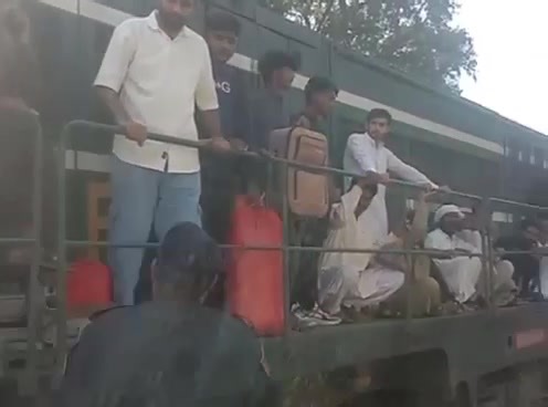 Gujrat Railway Station Heavy Rush public is trying to get travel on Locomotive Video Share by Bilal Janjua | Pak Rail Tech
