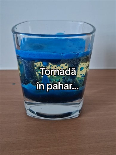 Nu ai nevoie de materiale complicate ca să creezi un moment wow pentru copilul tău. ❤️ Acest experiment este rapid, spectaculos și îi stimulează curiozitatea, atenția și dorința de a descoperi lucruri noi. Ai nevoie doar de: 💧 apă 🎨 colorant alimentar 🫒 ulei 💊 o pastilă efervescentă Salvează ideea pentru următoarea activitate! 🤍 #mamicipetiktok #joaca #activitati #idei