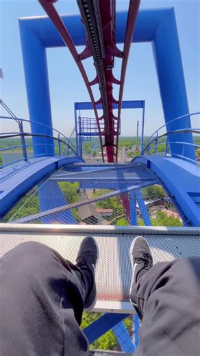 ‼️World’s LONGEST & SCARIEST Inverted Coaster! 😱 Banshee is absolutely INSANE! Any takers? 🔥🎢 🎥: National Coasters® Coaster Name: Banshee • Park Name: #KingsIsland • Fun Fact: Banshee was built on the former site of the Son of Beast. Son of Beast was the world’s tallest and fastest wooden coaster, as well as the only wooden coaster to ever exceed 200 feet in height. • Opening Date: April 18, 2014 • Closing Date: Still in operation • Location: Mason, #Ohio, United States • Manufacturer: Bolli